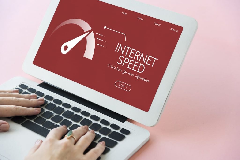 Graphique de vitesse Internet sur écran d'ordinateur portable, optimisation SEO
