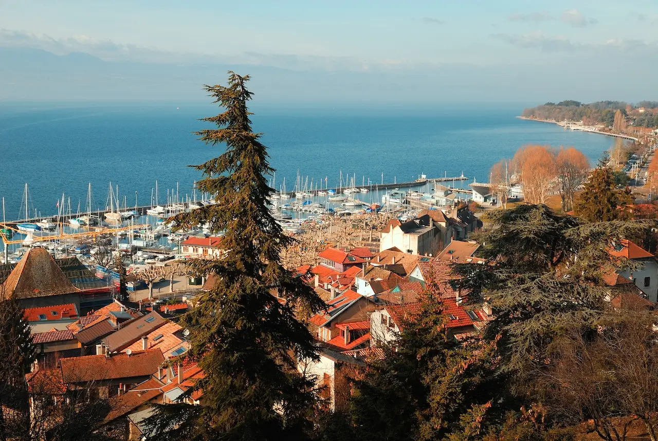 Vue sur un petit port à Thonon