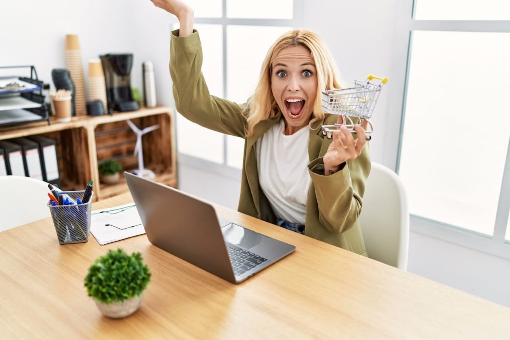 femme en train de créer son site de vente en ligne