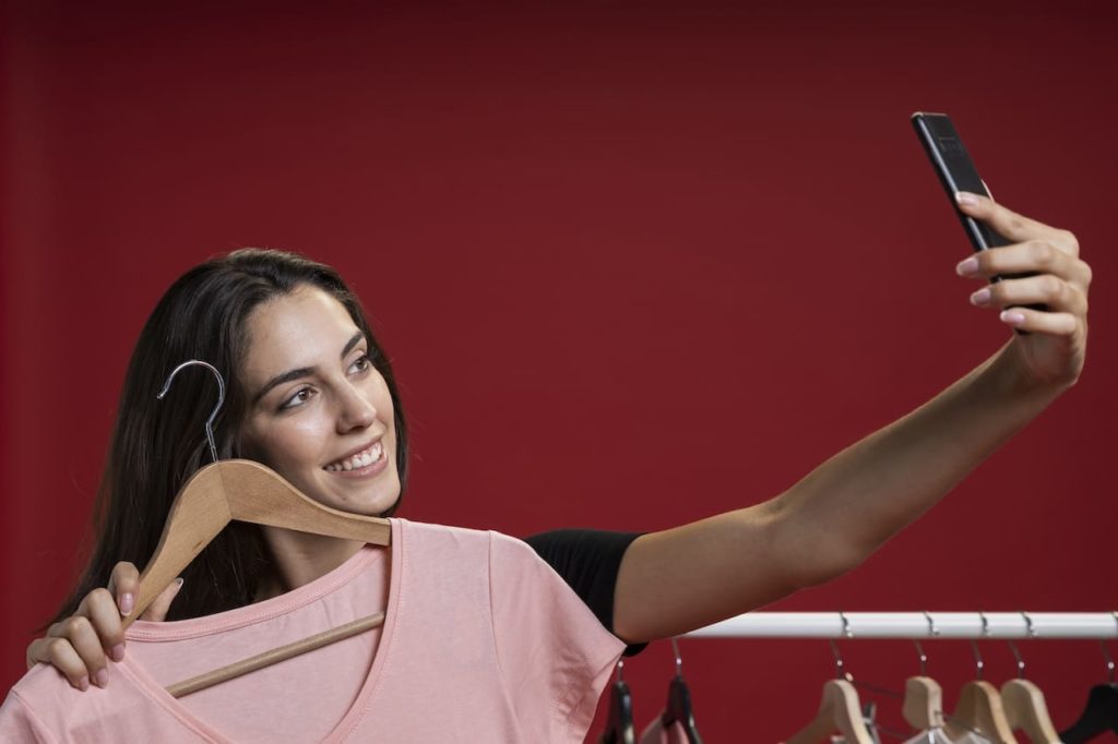femme en train de faire une photo pour ses réseaux sociaux