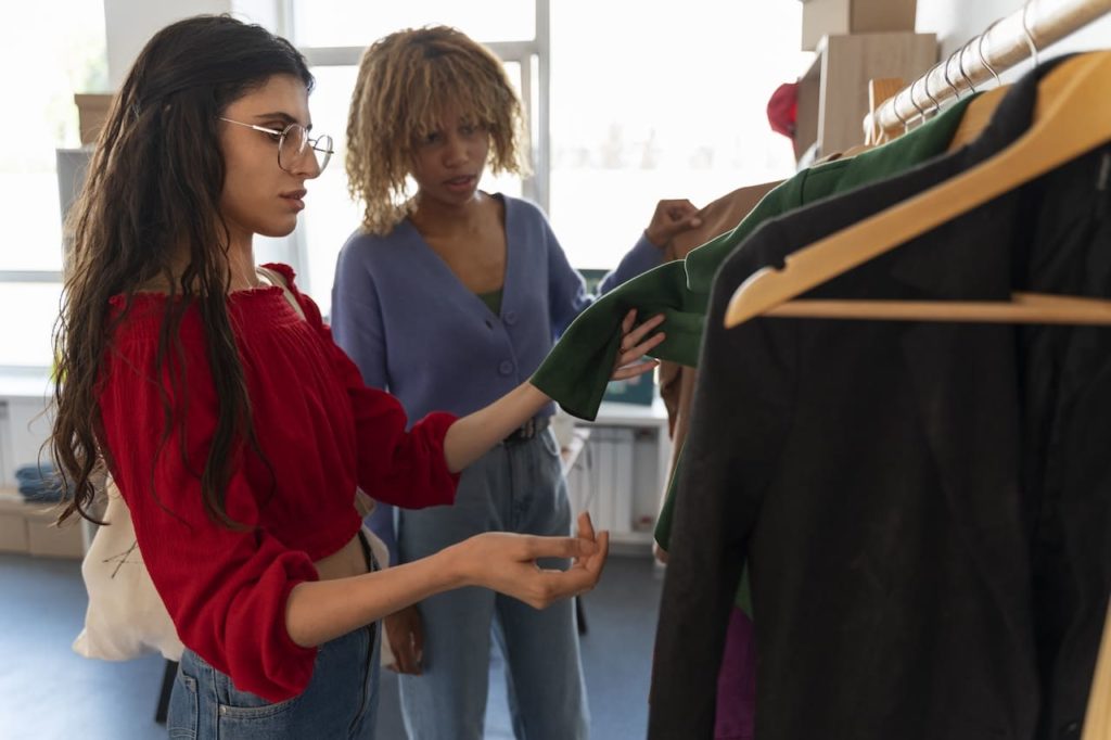 femme en train de regarder des vêtements pour sa boutique de vêtements