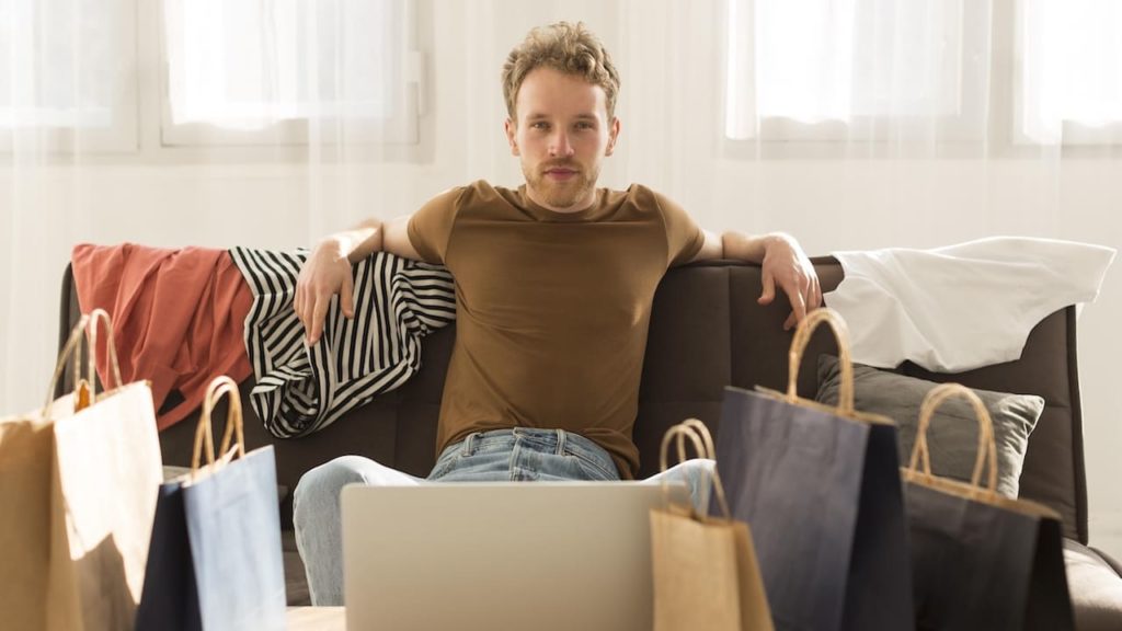 Homme cherchant à vendre ses vêtements en ligne 