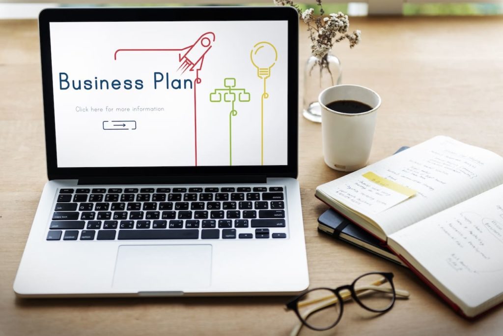 un ordinateur avec écrit business plan sur l'ecran