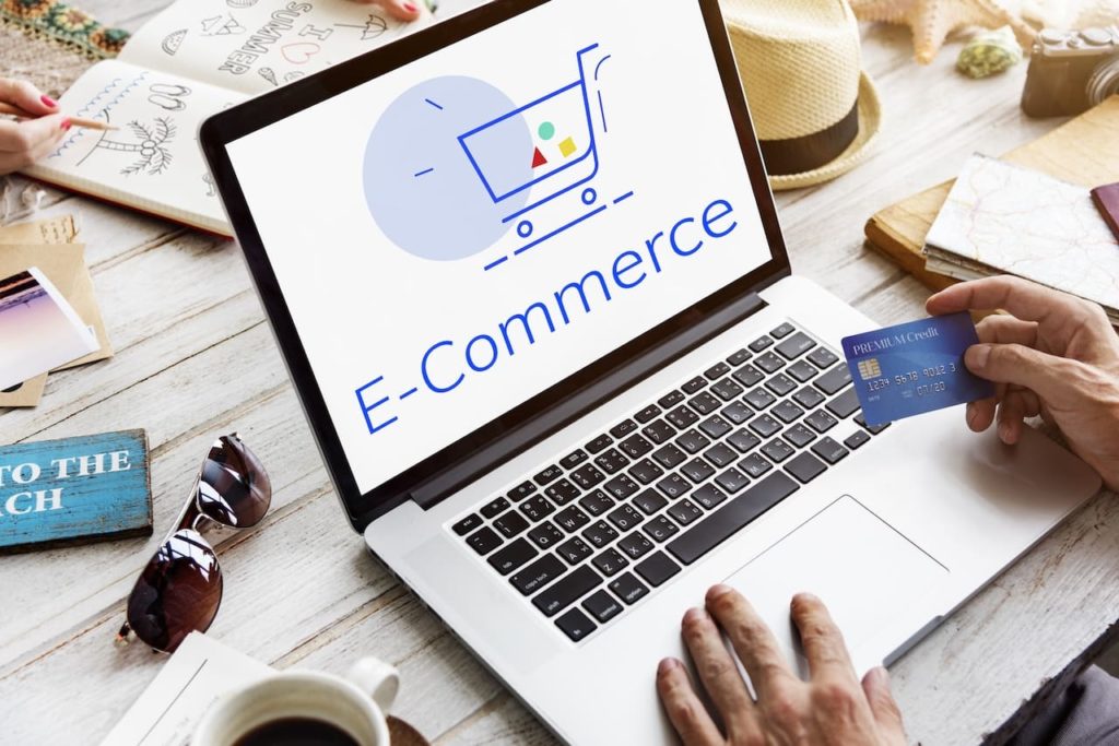 consommateur devant son ordinateur et sa carte de credit en main