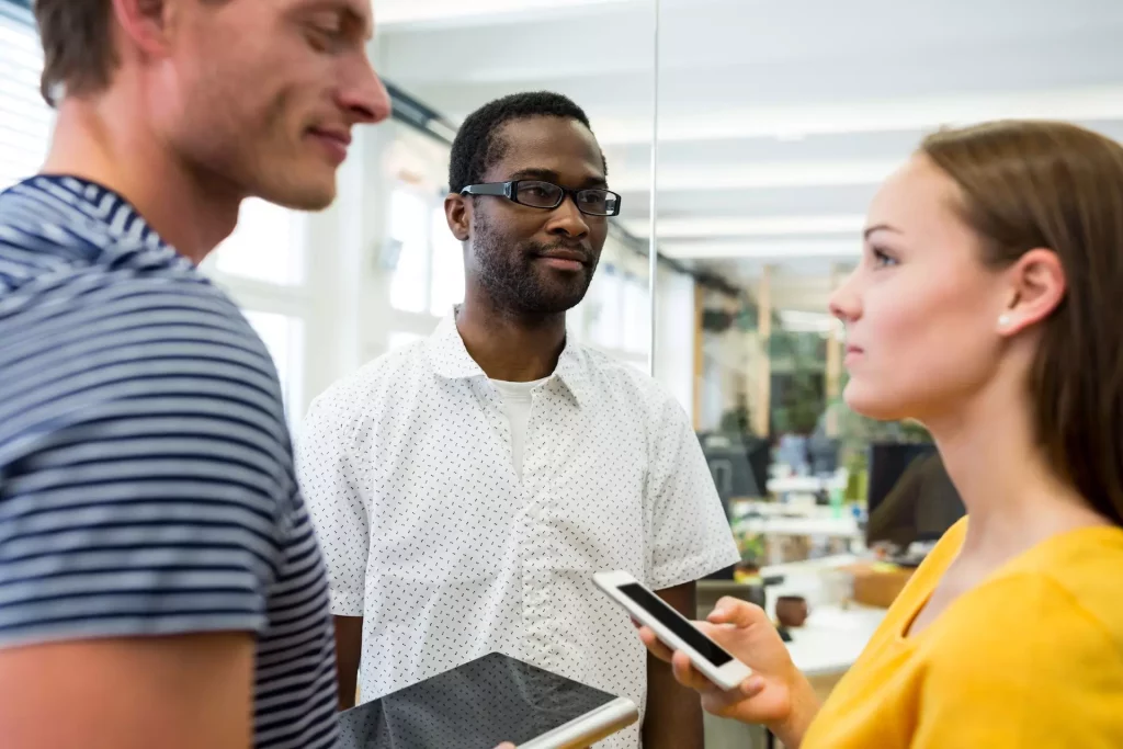 Une artisan en train de demander des avis Google à des clients 