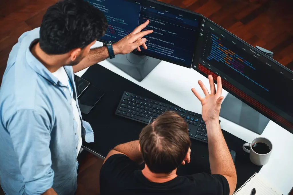 Développeurs web en train de travailler sur le front-end d'un site internet