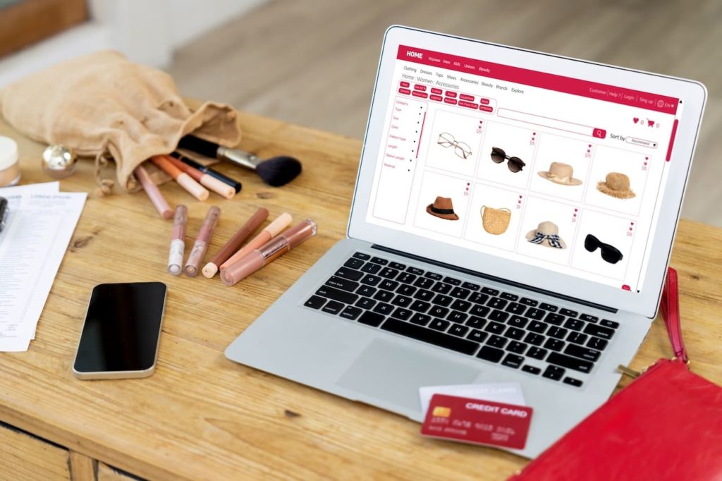 photo d'un ordinateur avec un site e-commerce affiché