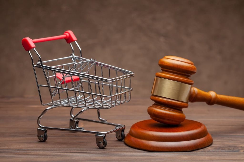 visuel d'un caddie et d'un marteau de juge